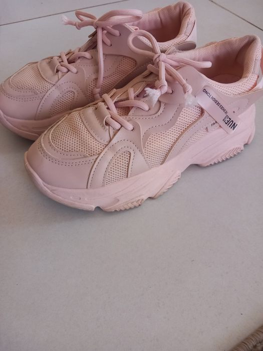 Adidasi marimea 37..