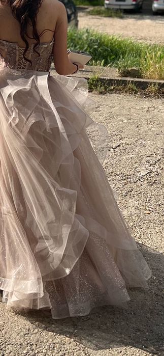 Официална рокля.