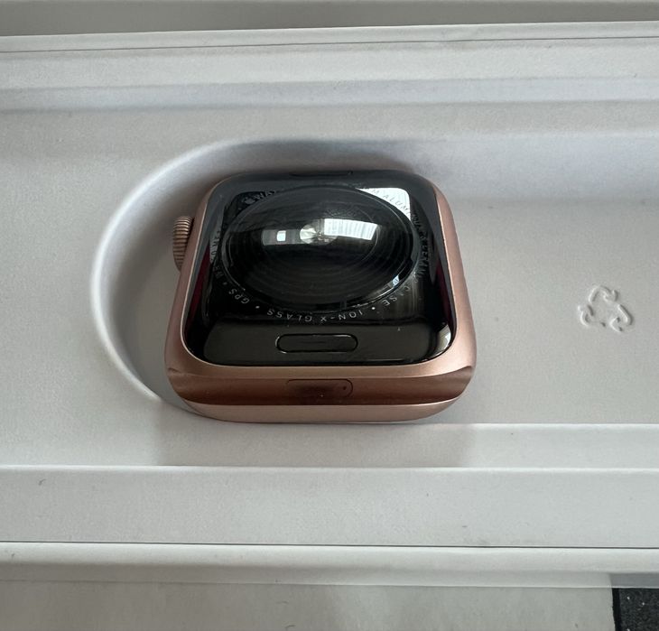 Apple Iwach SE 40mm gold aluminum Case Pink Sand Sport Band.