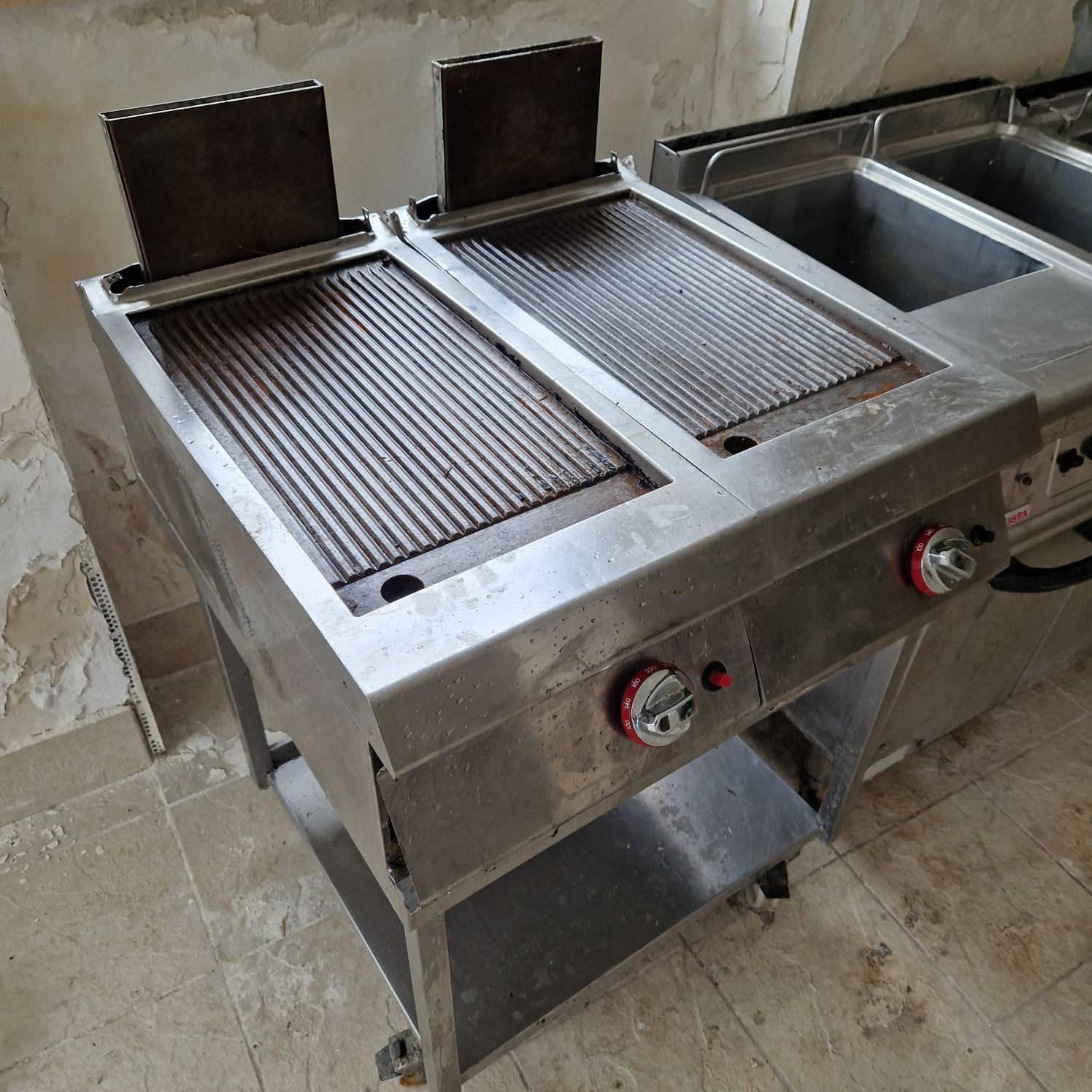 Grill  cu banc pe gaz sau la 380v, neted și striat