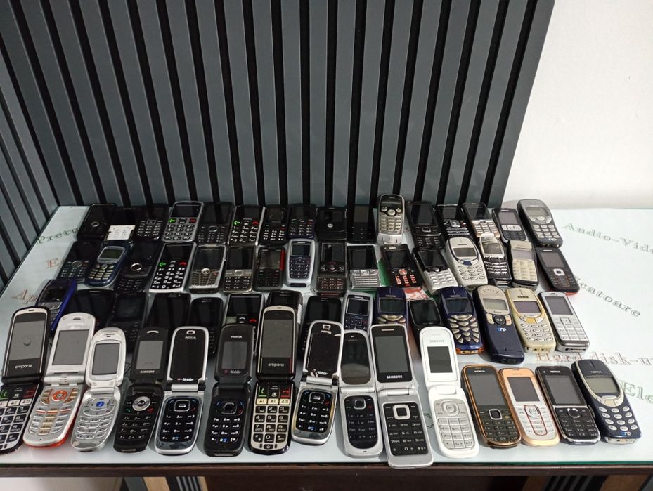 Lot 60 telefoane