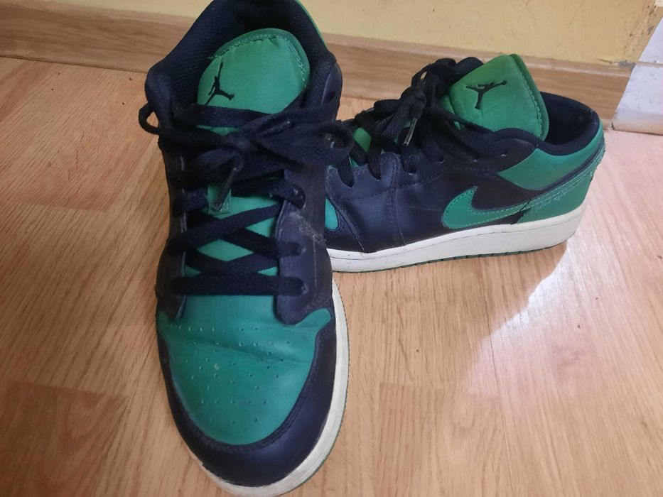 Adidasi Nike stare bunal