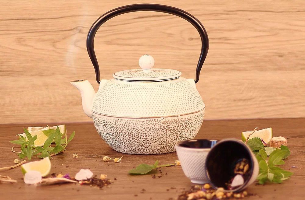 Комплект за чай Echtwerk от чугун, чайник 0.8л подвижна цедка, 1 ЧАША!