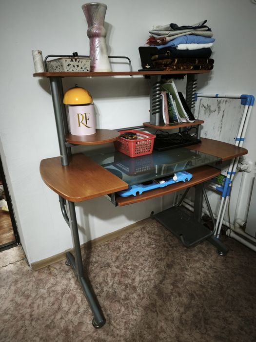 Продам компьютерный стол. Состояние хорошее.