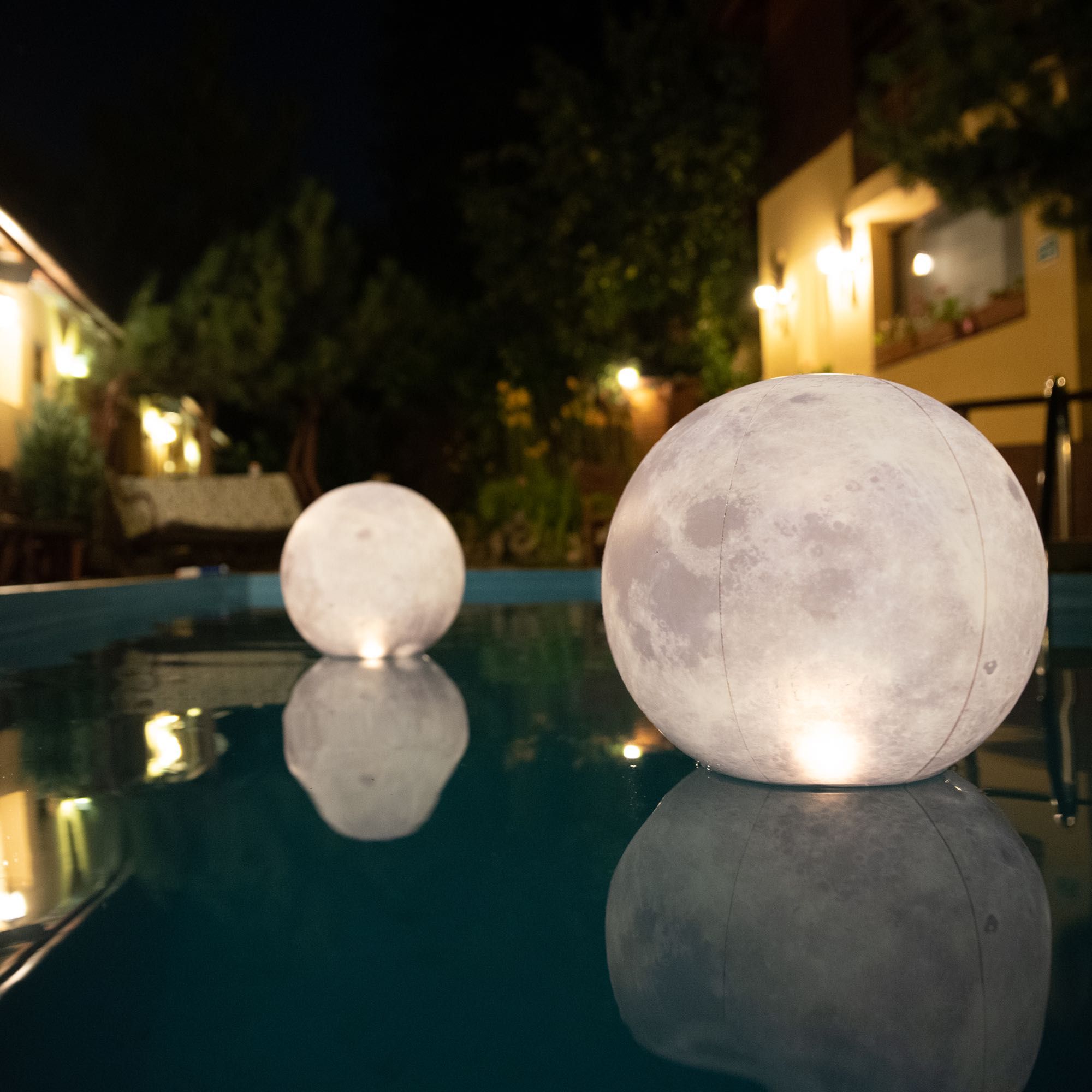Decor piscina - Minge gonflabila luminoasa solara Luna - Set 2 buc