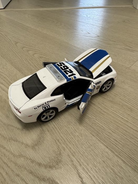 Masina metalica de politie la care se deschid usile si capota