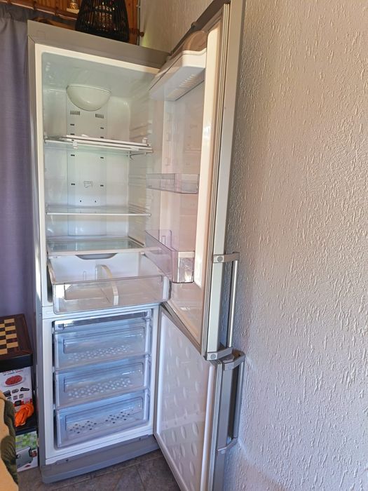 Vând frigider cu congelator Samsung