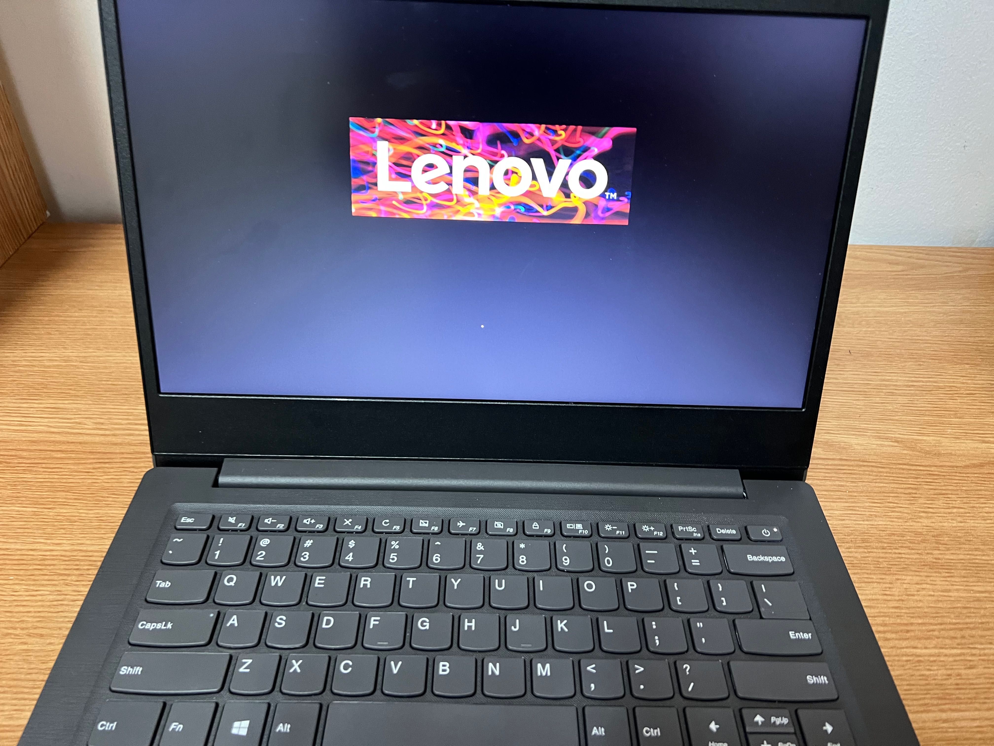 Laptop Lenovo V 14 cu Ryzen 3, 8 ram 256 ssd ,utilizat ,stare perfectă