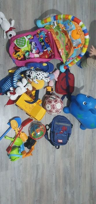 Продам два пакета игрушек