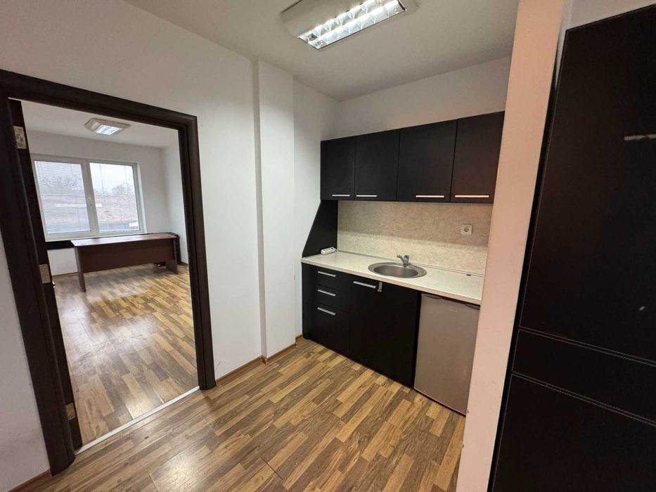 Просторен офис в центъра, до ЖП гара!