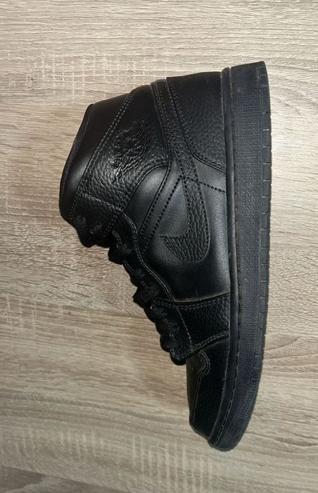 Vând Jordan 1 mid