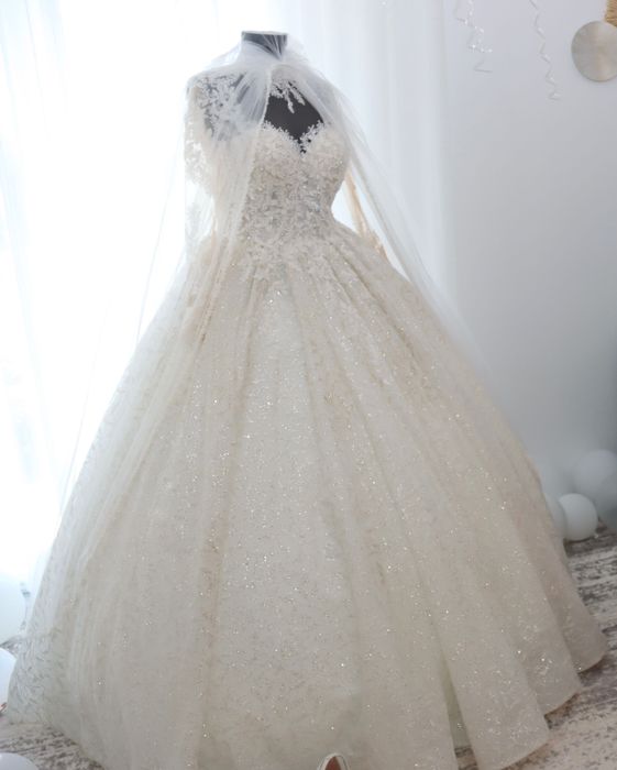 Vând rochie de mireasă tip prințesă