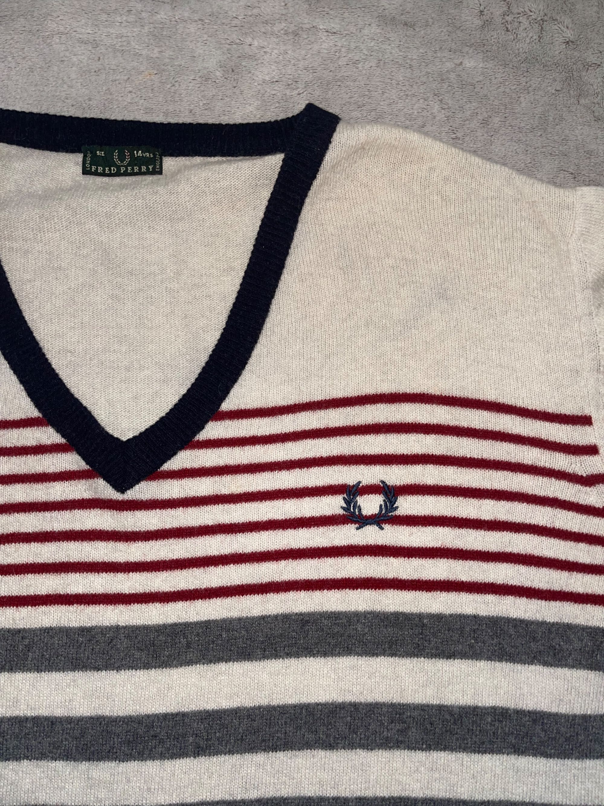 Пуловер ексклузивен  на  марка Fred Perry  размер M