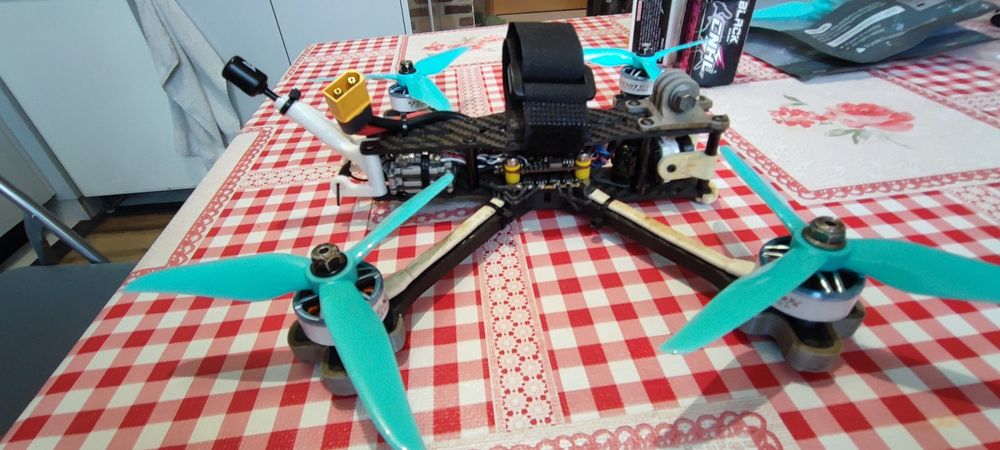 Продавам 5 inch FPV дрон 4s DJI
