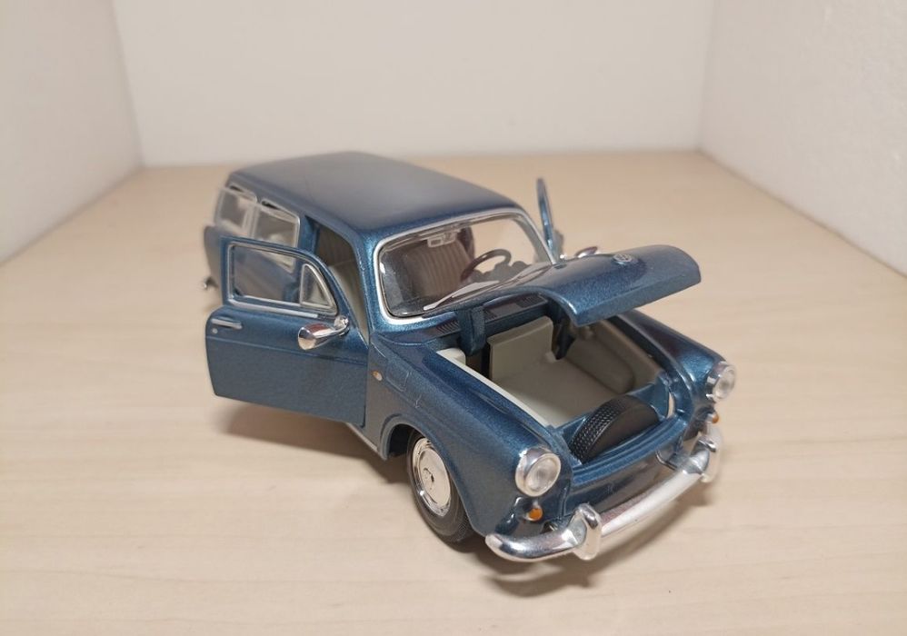 Volkswagen 1600
Scara 1:24
Produs maisto 
Material metal+plastic

Poze