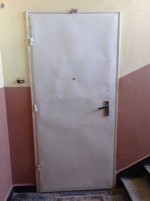 Метална врата с каса