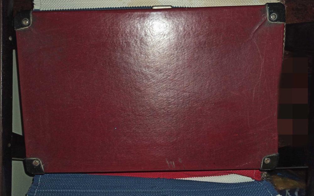 Винтажный маленький чемодан