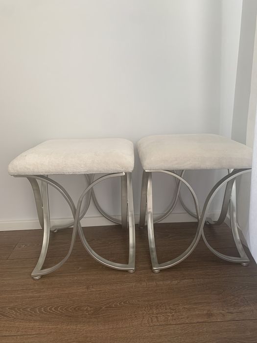 Нова бляскава табуретка - бял плюш и метал