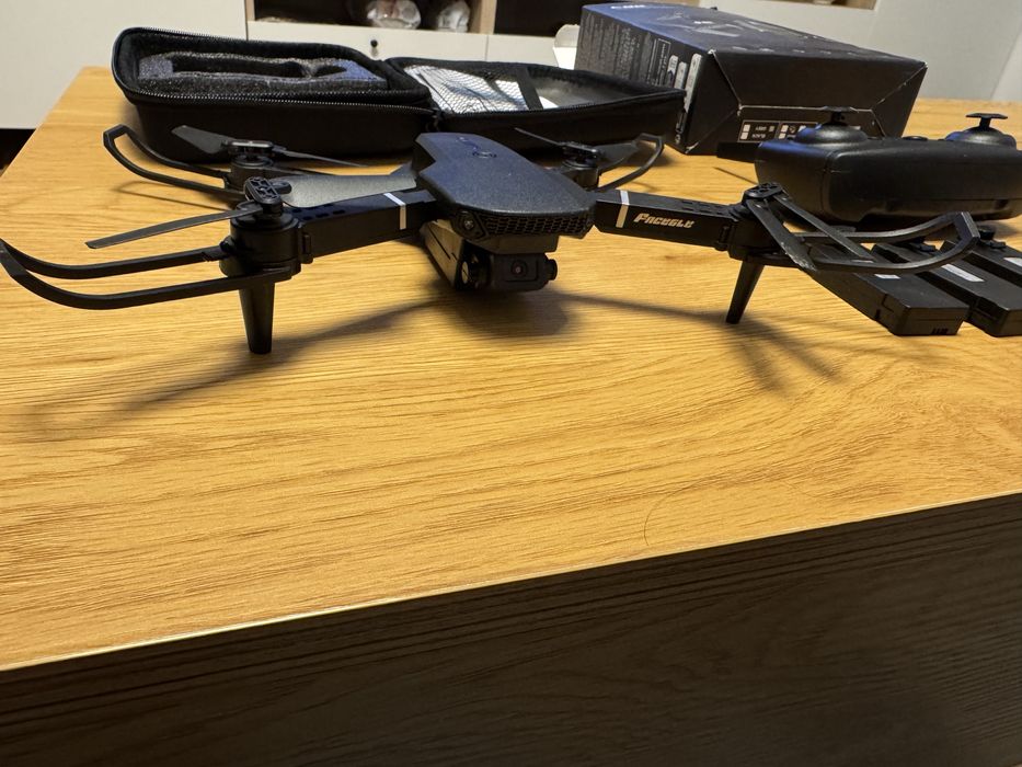 Drona E88 cu 4 acumulatori.