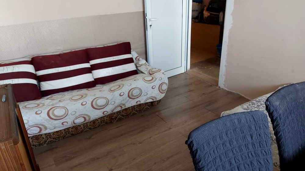 Продава се тристаен апартaмент в кв. Любен Каравелов с възможен бартер