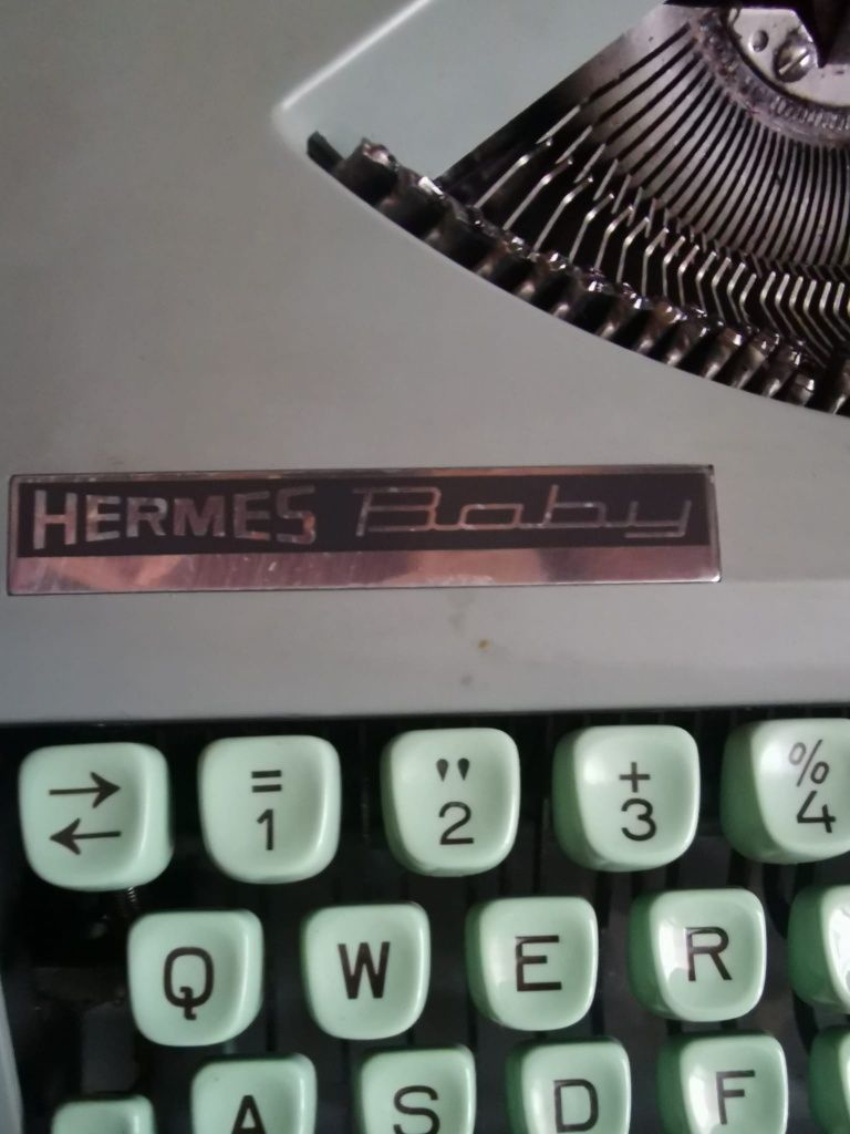 Masina de scris Hermes Baby