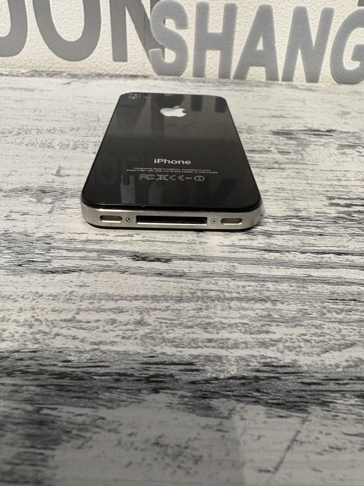 iPhone 4s, черен и бял