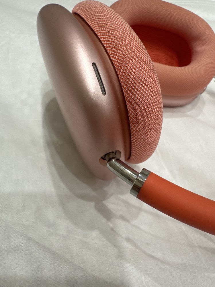 Air pods max в красном цвете