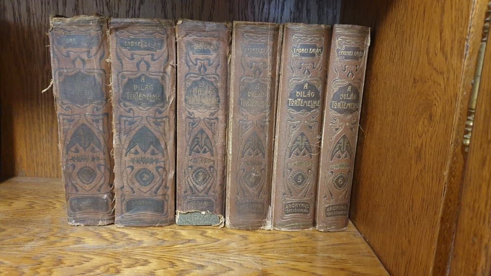 Set de carte veche – „A Világ Történelme” (Istoria lumii), 5 volume (I