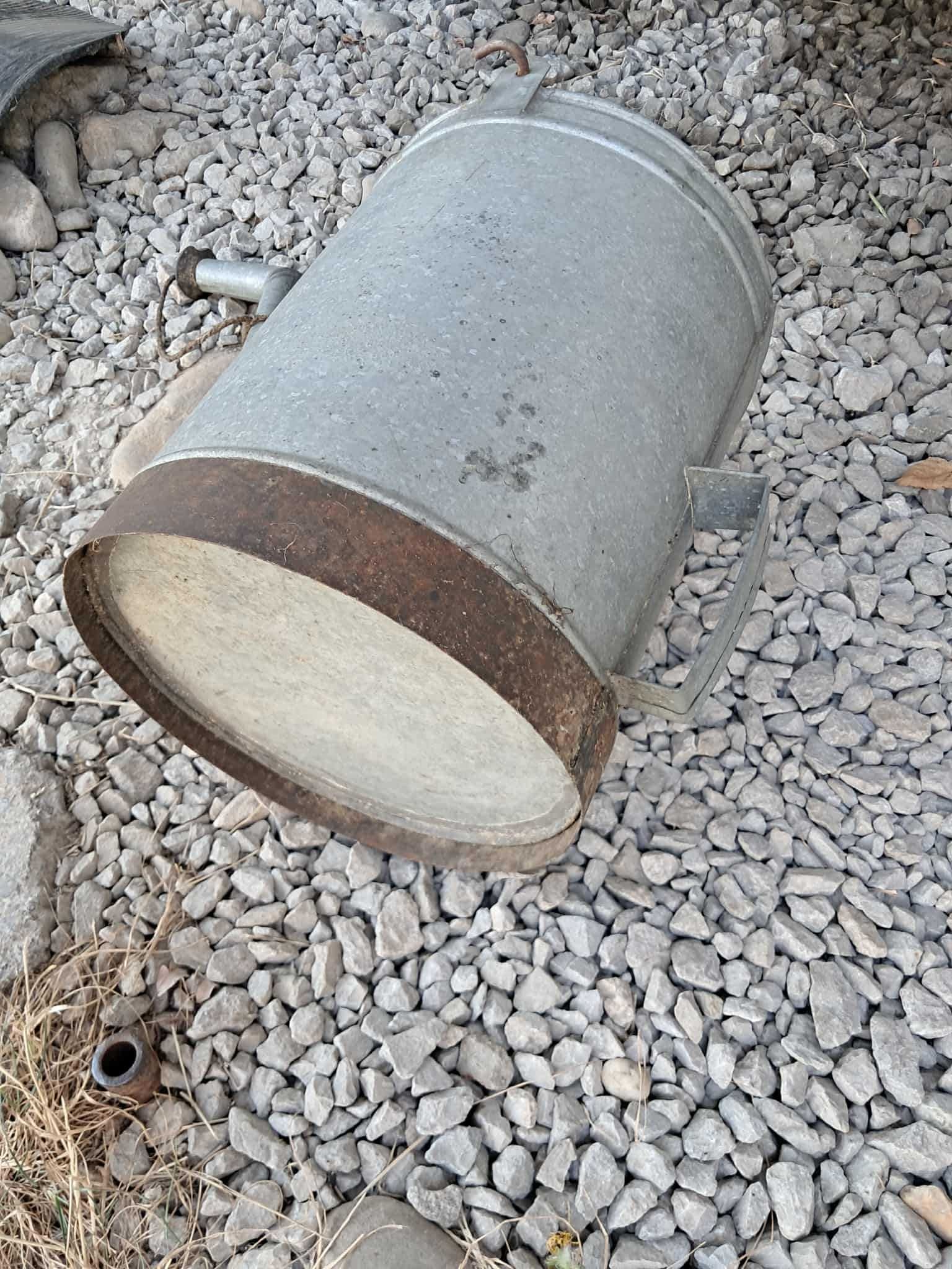 Продавам лейка метална 10 л.