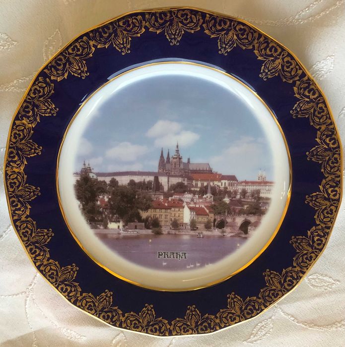 Порцеланови чинии син кобалт, декорирани със злато  Хихон и Прага нови