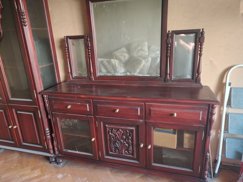 Два дървени скрина