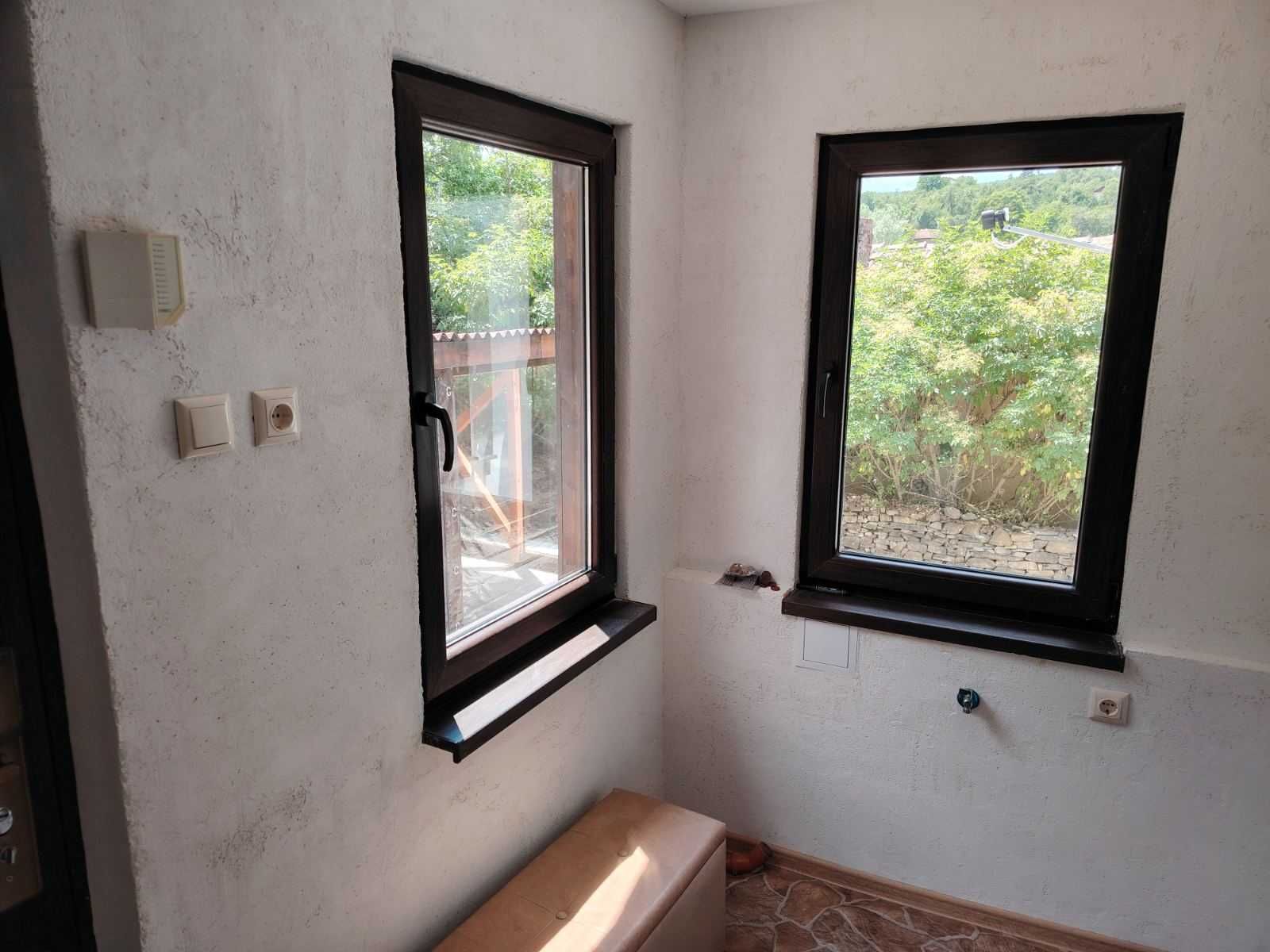 Реновирана къща, 80 кв.м, 760 кв.м. двор, на 55 км. от София