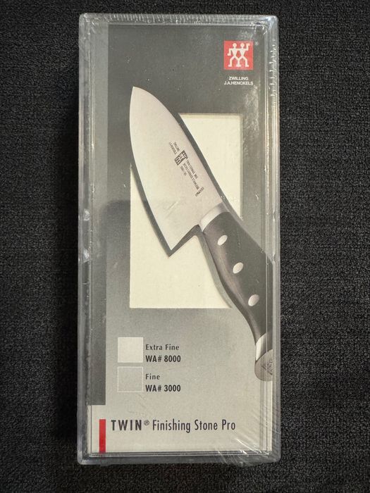 ZWILLING двоен 3000/8000 заточващ камък произведен в Япония.