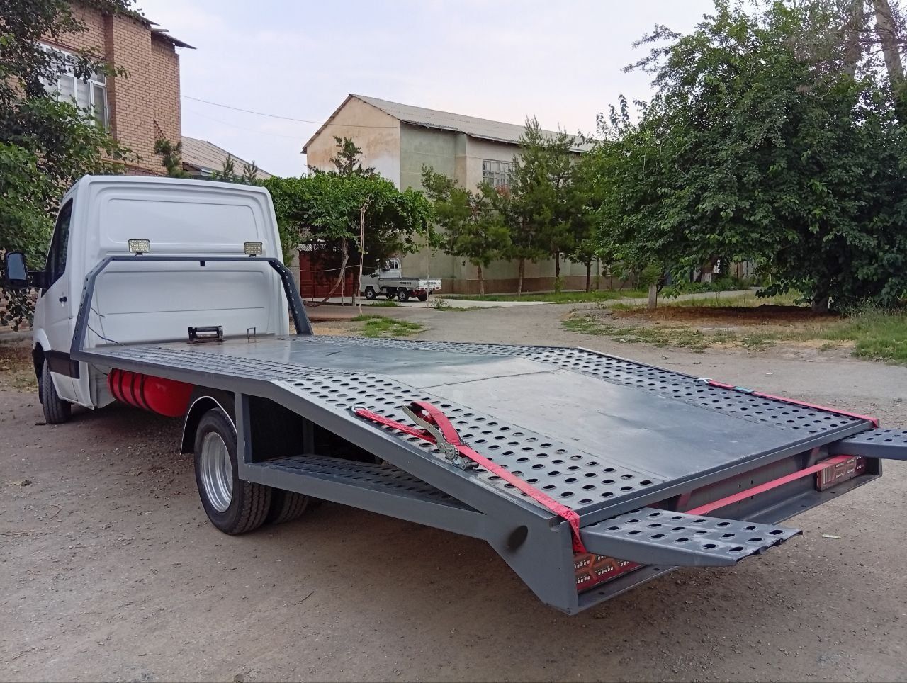Evakuator mersedes sprinter Sotiladi Maxsus evakuator  2008 yil qow ba