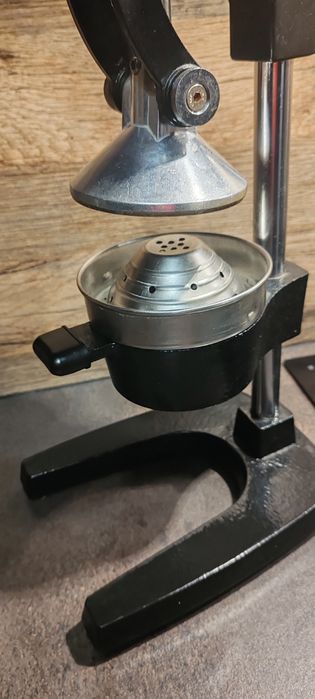 Vând storcător de fructe/presă NOU