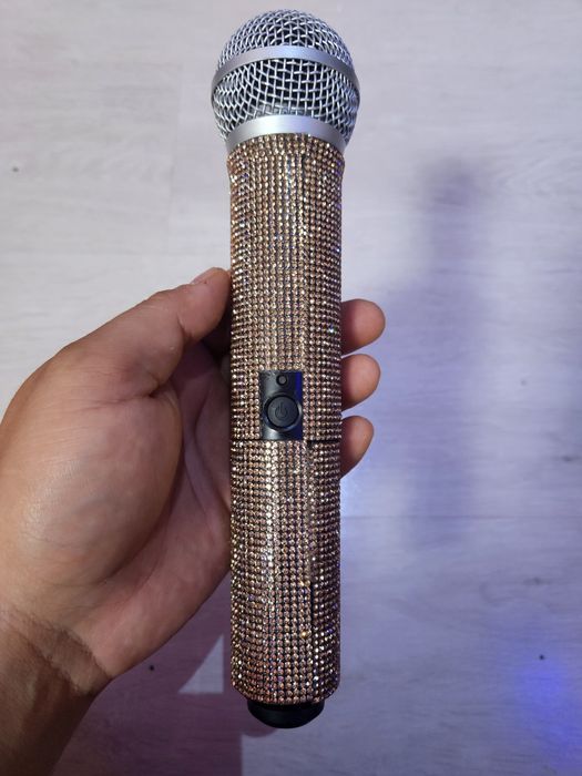 Personalizez microfoane si alte obiecte cu cristale