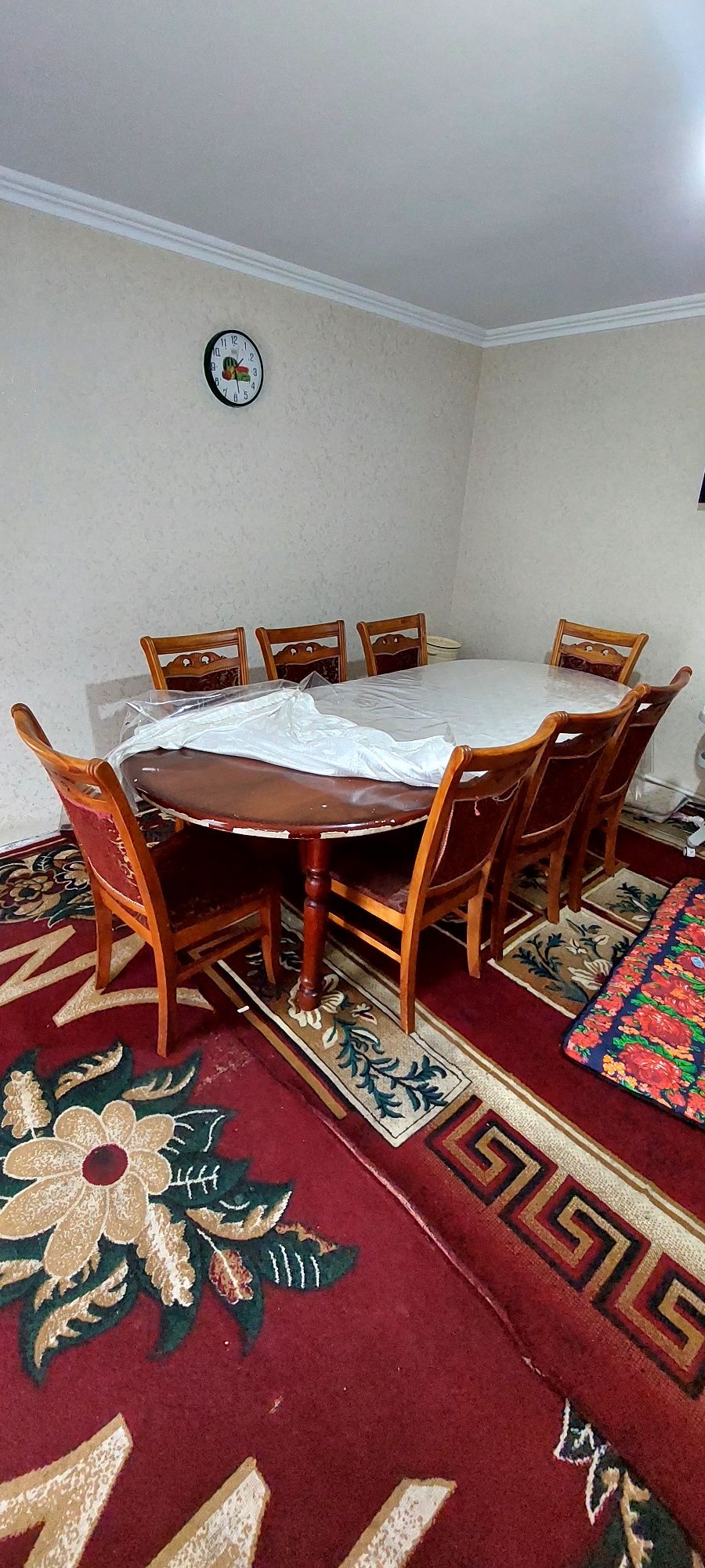 Stol oval hontaxta boladi 8 ta stuli bilan