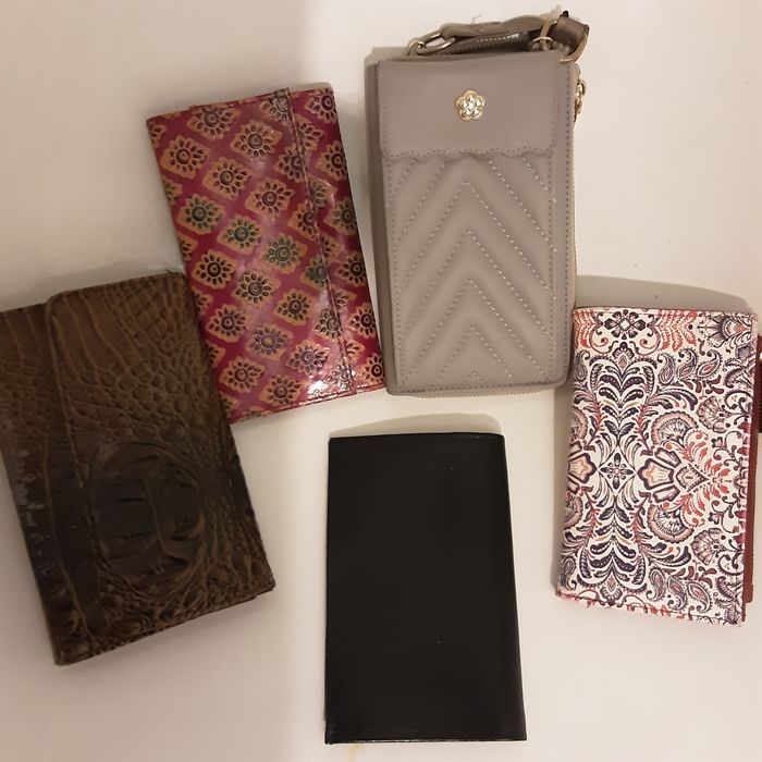 Portofel pe diferite culori