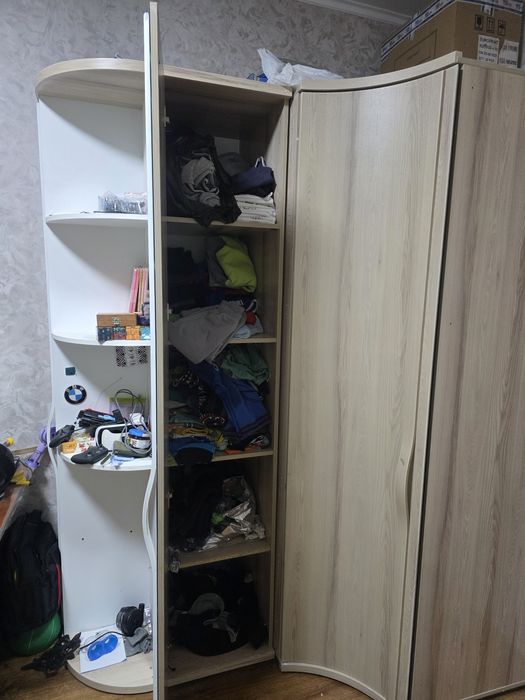 Большой шкаф для одежды