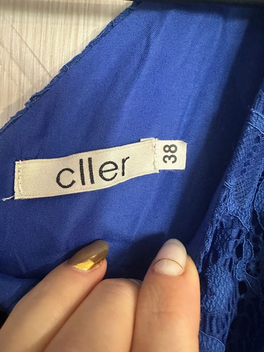 Елегантна дантелена рокля в кобалтово синьо