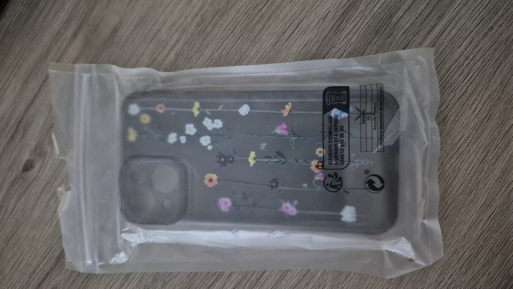 Huse iphone 14 noi si impecabile.