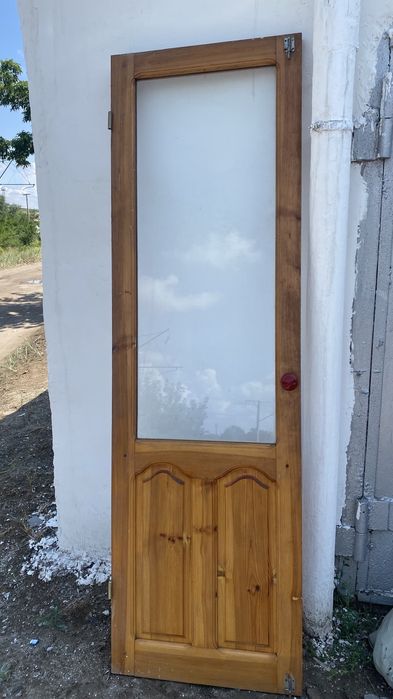 Деревянные двери и балконное окно