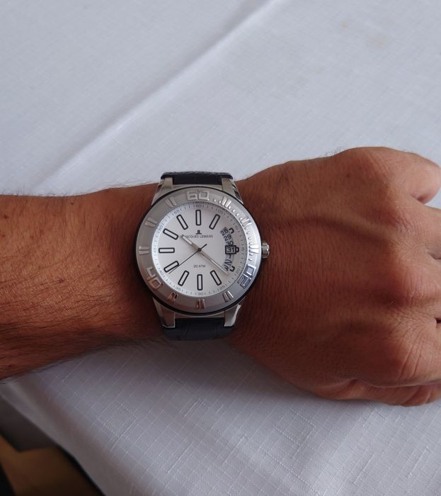 Продавам мъжки часовник Jacques Lemans