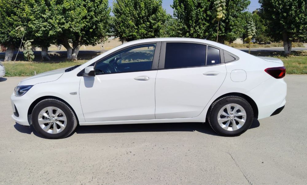 ONIX moshinasi sotiladi