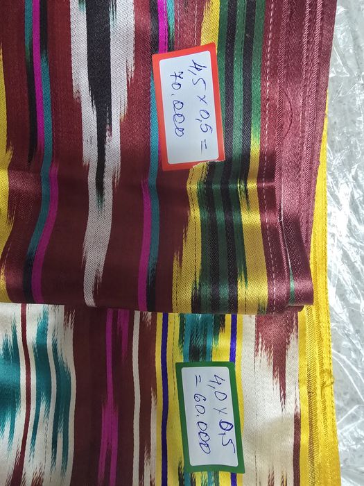 Отрезы атласной ткани