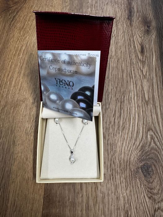 Обеци и колие с истински перли