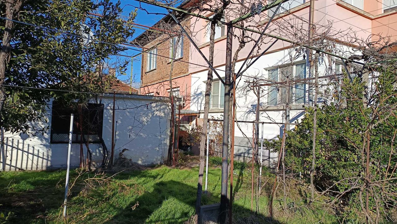 Продава се Етаж от къща в Казанлък - 91 кв.м за 988 €/кв.м - Снимка #1