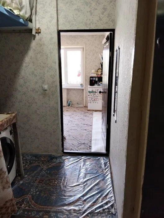 Продаю 1 комнатную квартиру бывшее общежитие Янгихаёт Спутник 4