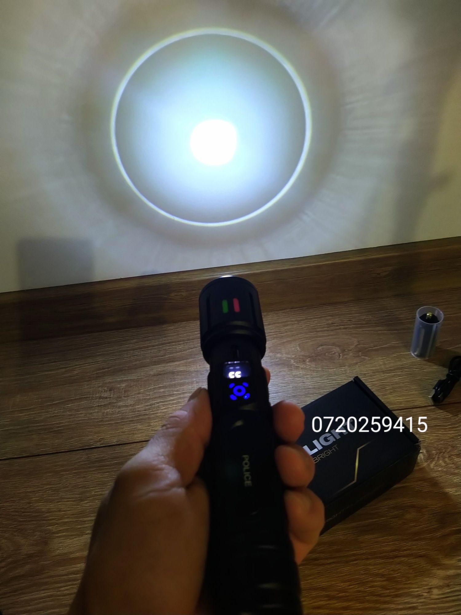 Lanterna profesionala cu led tip laser rezistenta la apa cu zoom,1000m