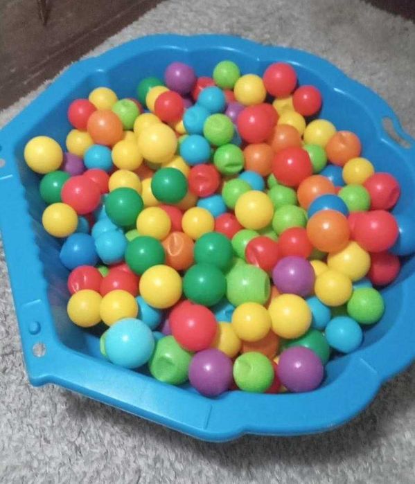 Scoica cu capac, 88x102x42cm, PLUS 150 bile colorate de Joaca 7 cm